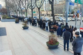 Người dân xếp hàng chờ mua khẩu trang tại Daegu, Hàn Quốc, ngày 27/2/2020, trong bối cảnh bùng phát dịch COVID-19. (Nguồn: Yonhap/TTXVN) 