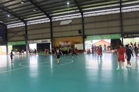 Một tình huống tranh bóng giữa hai đội FC Klang và FC Tổ yến. (Ảnh: Mạnh Tuân/Vietnam+) 
