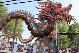 Hai con rồng làm bằng lu, hũ bằng sành của làng nghề truyền thống. (Ảnh: Chí Tưởng/TTXVN)