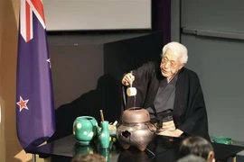 Nghệ nhân Sen Genshitsu giới thiệu nghệ thuật Trà đạo tại buổi lễ truyền thống với tên gọi “chia sẻ chén trà vì hòa bình” ở Sydney, Australia, ngày 9/6/2023. (Ảnh: Kyodo/TTXVN)