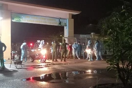 Một số đối tượng quá kích ở Bình Dương dùng dao đe dọa bác sỹ trong khu cách ly. (Ảnh: TTXVN phát) 