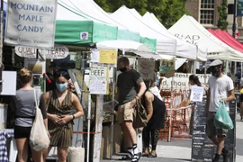 Người dân mua hàng tại một khu chợ ở Manhattan, New York, Mỹ ngày 29/5/2020. (Nguồn: THX/TTXVN) 
