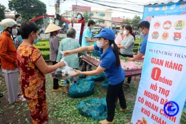 Người dân trên địa bàn thị trấn Tân Hiệp, huyện Châu Thành nhận quà hỗ trợ từ Gian hàng 0 đồng. (Nguồn: tiengiang.gov.vn) 