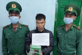 Đối tượng Nguyễn Văn Hùng bị lực lượng chức năng bắt giữ. (Ảnh: Cao Nguyên/TTXVN) 