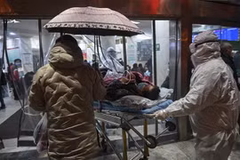 Chuyển bệnh nhân nhiễm virus corona tới bệnh viện ở Vũ Hán, tỉnh Hồ Bắc, Trung Quốc ngày 25/1/2020. (Nguồn: AFP/TTXVN) 