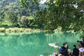 Hiện trường vụ lật thuyền. (Ảnh: TTXVN phát) 