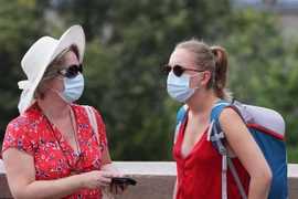 Người dân đeo khẩu trang phòng dịch COVID-19 tại Paris, Pháp ngày 10/8/2020. (Nguồn: THX/TTXVN) 