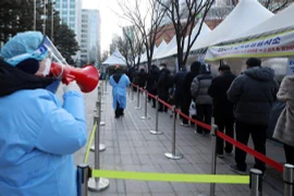 Người dân xếp hàng chờ xét nghiệm COVID-19 tại Seoul, Hàn Quốc, ngày 23/2/2022. (Ảnh: THX/TTXVN) 