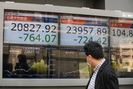 Bảng điện tử thông báo các chỉ số chứng khoán tại Tokyo, Nhật Bản. (Nguồn: AFP/TTXVN) 