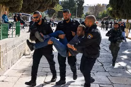 Cảnh sát Israel bắt giữ một người đàn ông Palestine sau các cuộc đụng độ tại khu vực đền Al-Aqsa (mà Israel gọi là Núi Đền) ở Jerusalem ngày 5/4/2023. (Ảnh: AFP/TTXVN)