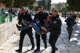 Cảnh sát Israel bắt giữ một người đàn ông Palestine sau các cuộc đụng độ tại khu vực đền Al-Aqsa (mà Israel gọi là Núi Đền) ở Jerusalem ngày 5/4/2023. (Ảnh: AFP/TTXVN)