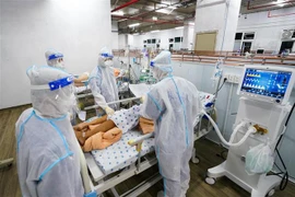 Các bác sỹ Trung tâm Hồi sức tích cực COVID-19 Đại học Y Dược TP Hồ Chí Minh ngày đêm tận tình cứu chữa, giành giật sự sống cho bệnh nhân COVID-19 nặng. (Ảnh: TTXVN phát)