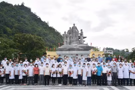 Lãnh đạo tỉnh Hà Giang chụp ảnh lưu niệm cùng đoàn cán bộ y tế tham gia hỗ trợ Thành phố Hồ Chí Minh chống dịch. (Ảnh: Minh Tâm/TTXVN) 