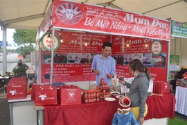 Khách hàng lựa chọn và kiểm tra nguồn gốc, xuất xứ các sản phẩm tại một hội chợ. (Ảnh: Hồng Điệp/TTXVN) 