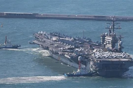 Tàu sân bay Mỹ USS Nimitz tới căn cứ hải quân ở Busan, ngày 2/4/2023. (Ảnh: YONHAP/TTXVN)