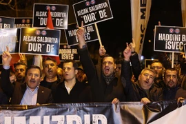 Biểu tình bên ngoài sứ quán Thuỵ Điển ở Ankara, Thổ Nhĩ Kỳ, phản đối hành động đốt kinh Koran, ngày 21/3/2023. (Ảnh: AFP/TTXVN)