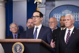 Bộ trưởng Tài chính Mỹ Steven Mnuchin (giữa) trong cuộc họp báo tại Nhà Trắng. (Nguồn: THX/TTXVN) 