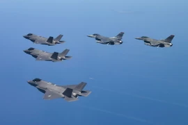 Chiến đấu cơ tàng hình F-35A của Hàn Quốc và tiêm kích F-16 của Mỹ tham gia tập trận không quân Buddy Squadron tại Cheongju, ngày 28/7/2023. (Ảnh: YONHAP/TTXVN)