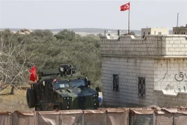 Một trạm quan sát quân sự của Thổ Nhĩ Kỳ gần cao tốc M5 nối thành phố Aleppo với thủ đô Damascus, Syria. (Nguồn: AFP/TTXVN) 