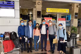 Đại sứ Việt Nam tại Ai Cập Trần Thành Công với các các công dân Việt Nam trước giờ lên máy bay. (Nguồn: TTXVN phát) 