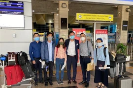 Đại sứ Việt Nam tại Ai Cập Trần Thành Công với các các công dân Việt Nam trước giờ lên máy bay. (Nguồn: TTXVN phát) 