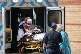 Chuyển bệnh nhân mắc COVID-19 vào bệnh viện Wyckoff ở Brooklyn, New York, Mỹ ngày 6/4/2020. (Nguồn: AFP/TTXVN) 