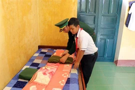 Em A Ứng (12 tuổi, trú xã Mô Rai, huyện Sa Thầy, tỉnh Kon Tum) con nuôi Đồn Biên phòng Mô Rai luôn nhận được sự quan tâm, chăm sóc của các chiến sỹ tại đơn vị. (Ảnh: Khoa Chương/TTXVN)