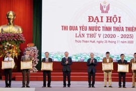 Trao Bằng khen của Thủ tướng Chính phủ cho các cá nhân, tập thể. (Ảnh: Mai Trang/TTXVN) 