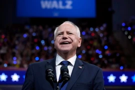 Ứng viên đảng Dân chủ, Phó Tổng thống Mỹ Kamala Harris xác nhận chọn ông Tim Walz là người đồng hành tranh cử trong cuộc đua vào Nhà Trắng tháng 11 tới. (Ảnh: ABC7NY/TTXVN)
