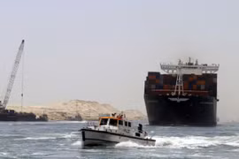 Một tàu chở hàng đi qua tuyến đường thủy của kênh đào Suez. (Nguồn: AFP/Getty Images)