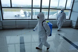 Nhân viên phun thuốc khử trùng tại sân bay ở tỉnh Hồ Bắc, Trung Quốc, ngày 29/3/2020 nhằm ngăn chặn sự lây lan của COVID-19. (Nguồn: THX/TTXVN) 