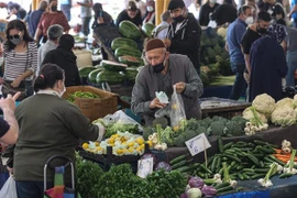 Người dân mua sắm tại một chợ ở Ankara, Thổ Nhĩ Kỳ. (Ảnh: AFP/TTXVN) 