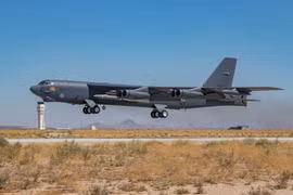 Một chiếc máy bay B-52H mang theo vũ khí phản ứng nhanh. (Nguồn: Reuters) 