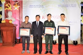 Đại sứ Nguyễn Huy Tăng (thứ hai, từ trái sang) trao giải cho đại diện các đội bóng đoạt giải trong giải bóng đá giao hữu. (Ảnh: Hoàng Minh/TTXVN)