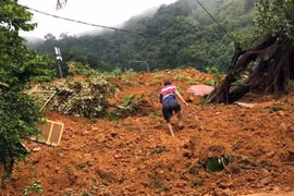Khu nhà hậu cần Trạm Cảnh sát Giao thông trên đèo Bảo Lộc bị vùi lấp. (Ảnh: TTXVN phát)