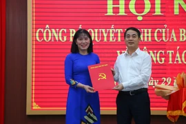 Trao quyết định cho bà Hồ Thu Ánh. (Ảnh: Duy Khương/TTXVN)