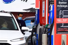 Bơm xăng cho ôtô tại một trạm xăng ở Los Angeles, California, Mỹ. (Ảnh: AFP/TTXVN) 