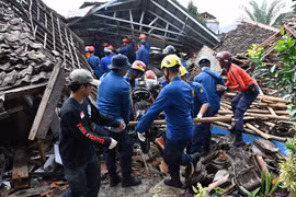 Lực lượng cứu hộ nỗ lực giải cứu người mắc kẹt dưới đống đổ nát vì động đất tại thị trấn Cianjur, tỉnh Tây Java, Indonesia, ngày 23/11/2022. (Ảnh: AFP/TTXVN) 