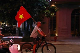 [Photo] Người Hà Nội ra đường ăn mừng chiến thắng của U23 Việt Nam