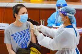 Tiêm vaccine cho người dân tại điểm tiêm Trung tâm Văn hóa quận Sơn Trà, Đà Nẵng. (Ảnh: Văn Dũng/TTXVN) 