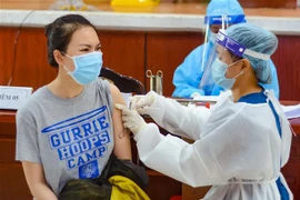 Tiêm vaccine cho người dân tại điểm tiêm Trung tâm Văn hóa quận Sơn Trà, Đà Nẵng. (Ảnh: Văn Dũng/TTXVN) 
