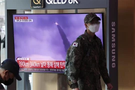 Truyền hình Hàn Quốc đưa tin về vụ phóng thử tên lửa của Triều Tiên, tại Seoul, ngày 20/2/2023. (Ảnh: Yonhap/TTXVN)