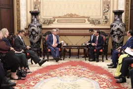 Chủ tịch Ủy ban Nhân dân Thành phố Hồ Chí Minh Phan Văn Mãi tiếp ông Don Farrell, Bộ trưởng Bộ Thương mại và Du lịch Australia. (Ảnh: Xuân Anh/TTXVN)
