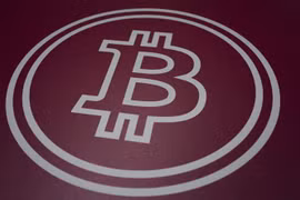 Biểu tượng đồng tiền kỹ thuật số bitcoin. (Ảnh: AFP/TTXVN) 