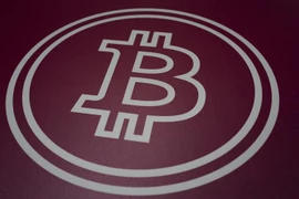 Biểu tượng đồng tiền kỹ thuật số bitcoin. (Ảnh: AFP/TTXVN) 