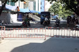 Lào Cai phong tỏa tạm thời khu vực bệnh nhân nghi nhiễm COVID-19 đi qua. (Ảnh: Quốc Khánh/TTXVN) 