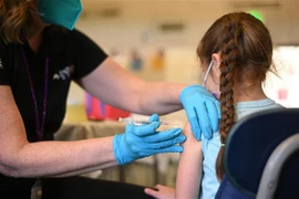 Tiêm vaccine phòng COVID-19 cho trẻ em tại Los Angeles, bang California, Mỹ ngày 19/1/2022. (Ảnh: AFP/TTXVN) 
