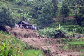 Một ngôi nhà ở thôn Cóc Nắm, xã Bản Nhùng (huyện Hoàng Su Phì - Hà Giang) bị đất đá vùi lấp hoàn toàn. (Nguồn: TTXVN) 