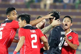 Các cầu thủ U23 Indonesia vui mừng sau khi thủ môn Ernando Ari Sutaryadi cản phá thành công quả sút phạt trên chấm 11 mét trong trận gặp U23 Timor Leste. (Ảnh: Trung Kiên/TTXVN) 