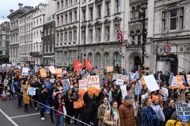 Nhân viên y tế tham gia đình công yêu cầu tăng lương tại London, Anh, ngày 11/4/2023. (Ảnh: AFP/TTXVN)